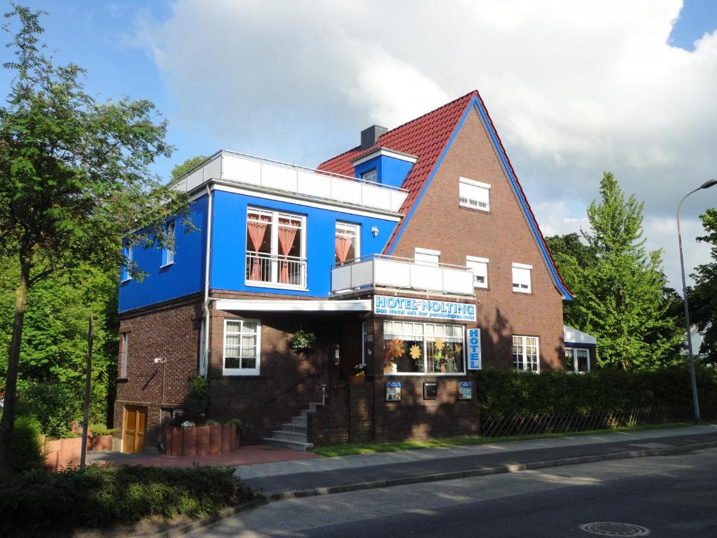 埃森斯加尔尼诺尔丁酒店的街道边的蓝色建筑