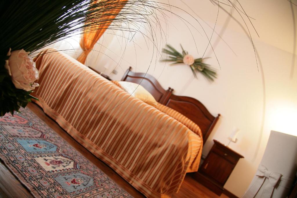 Buttrio卡希纳拉瓦罗尼农家乐的一间卧室配有一张床和一面大镜子