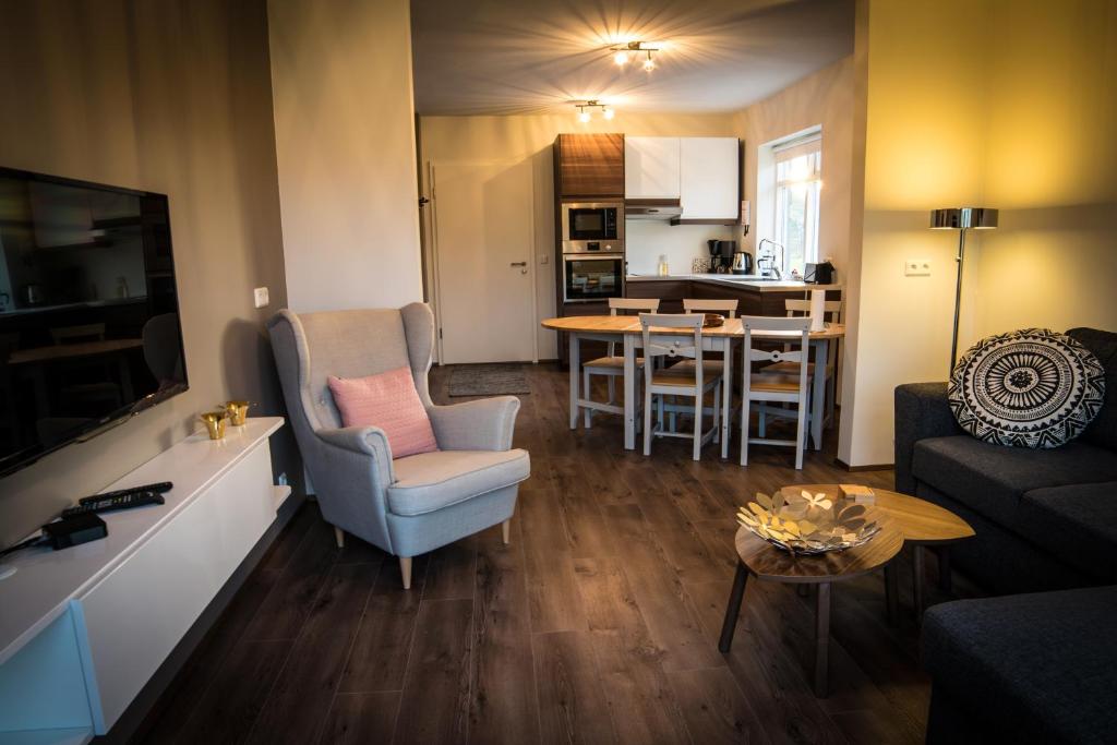 劳加尔布雷达迈瑞农场公寓的带沙发的客厅和用餐室