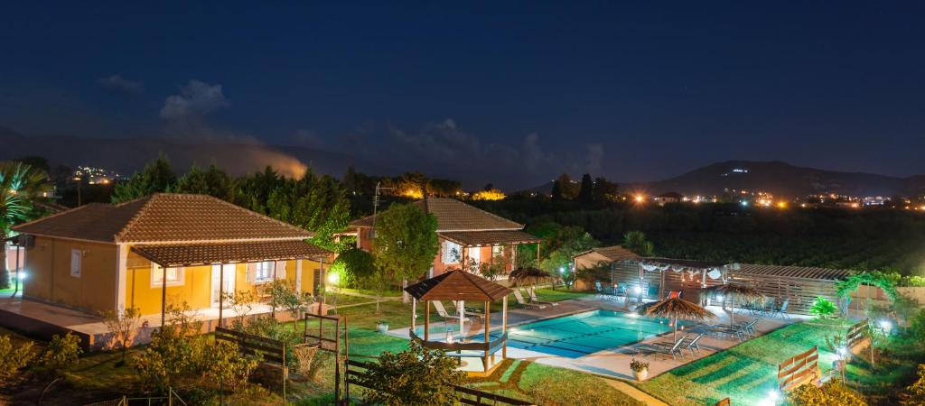 扎金索斯镇Augoustinos Villa的一座晚上设有游泳池的房子