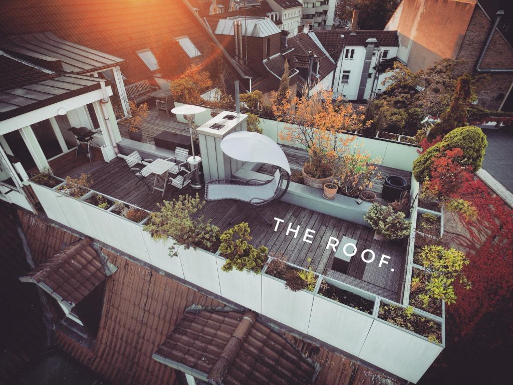 卡尔斯鲁厄Rooftop Penthouse Karlsruhe的植物建筑屋顶的顶部景观