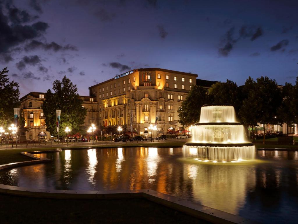 威斯巴登纳索尔霍夫酒店的夜间在建筑物前的喷泉