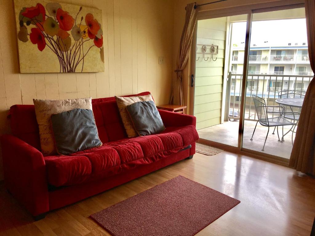 新布朗费尔斯River Run Retreat的客厅里配有红色沙发及枕头