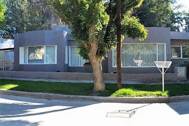 玛德琳港La casa de Silvia的前面有篮球架的房子