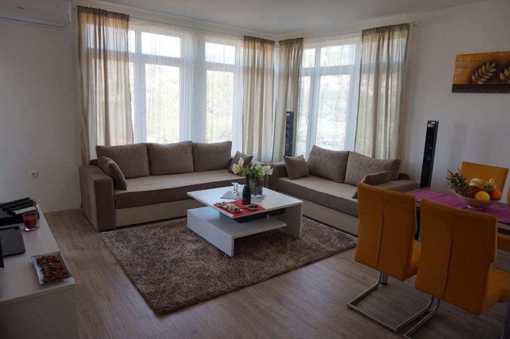 萨拉热窝Guest house Alifakovac SARAJEVO的客厅配有沙发和桌子