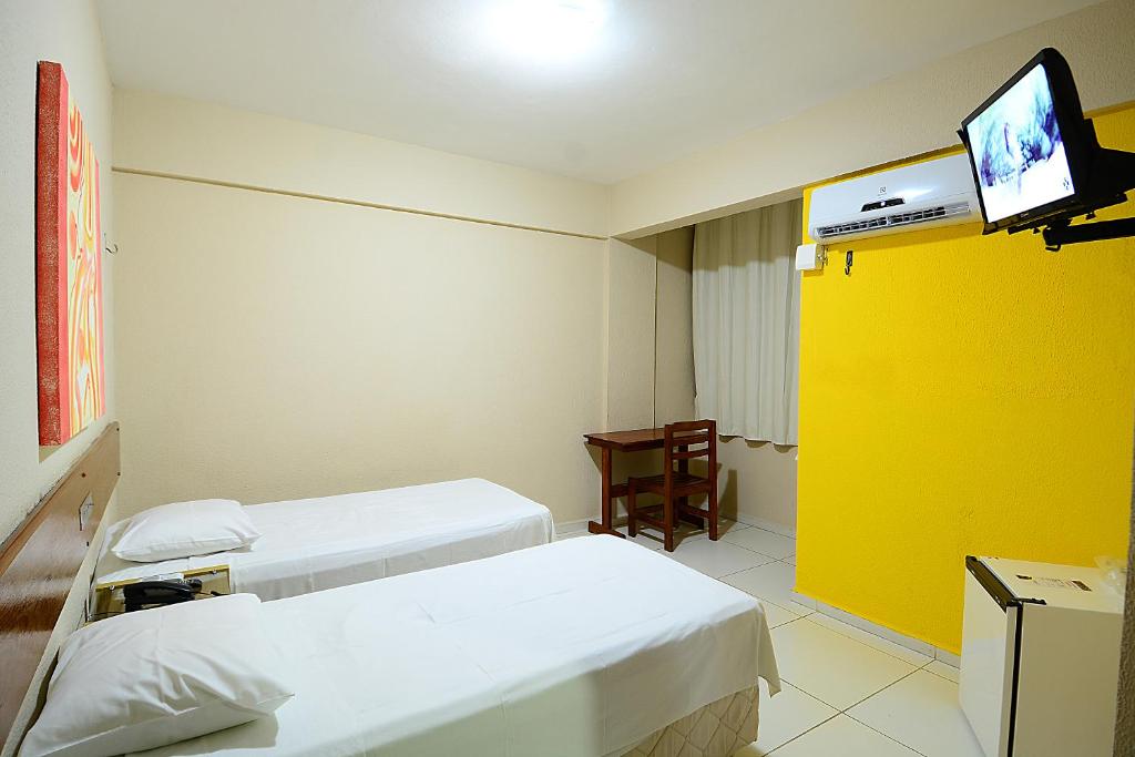 莫索罗帝国酒店的一间医院间 - 带两张床和电视