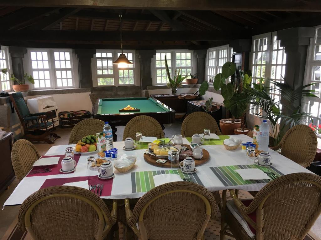 BiscoitosQuinta do Rossio, Rural Tourism的一间带桌子和台球桌的用餐室