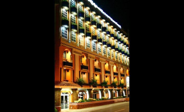 比亚埃尔莫萨贝兹扎尔酒店的一座在晚上有灯的大建筑