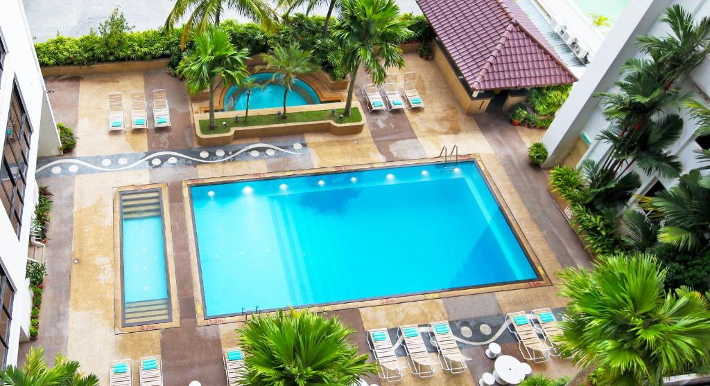 乔治市湾景国际度假酒店的享有酒店游泳池的顶部景色