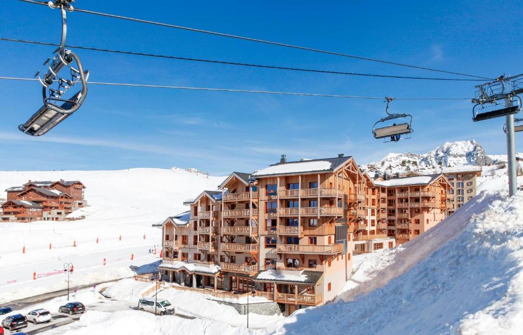 普拉涅村Résidence Prestige Odalys Front de Neige的雪地滑雪小屋 - 带滑雪缆车