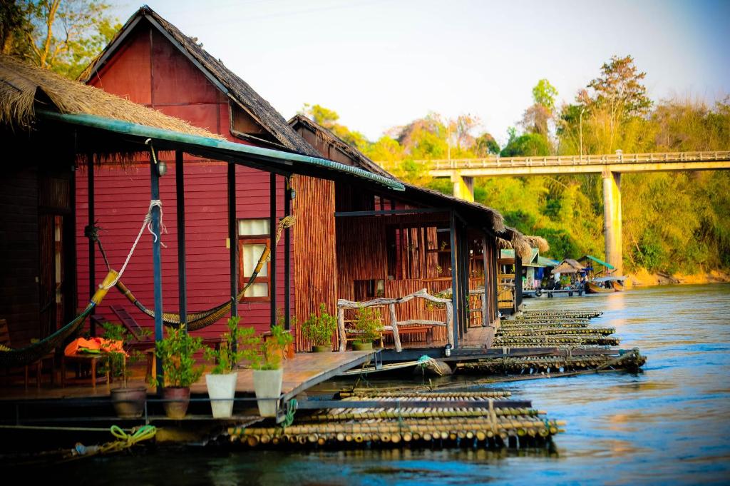 塞友桂河木筏精品度假村酒店的河边的建筑物