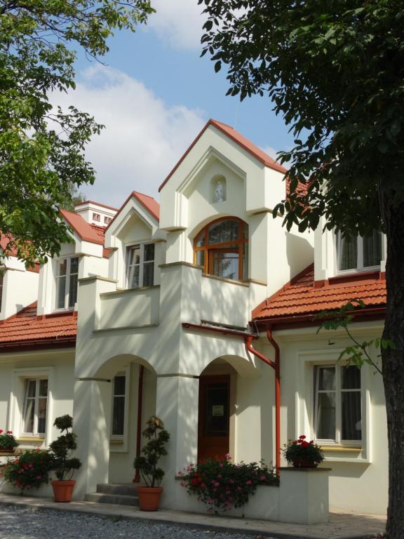 克拉科夫圣西蒙大教堂民宿的白色的红色屋顶房屋