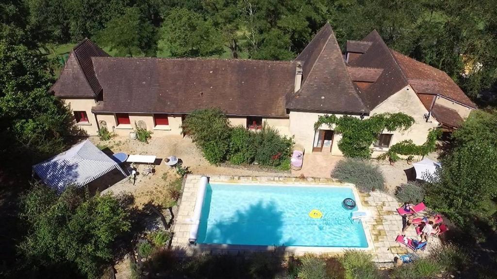 希奥拉肯·佩里戈尔Les Deux Tours的享有带游泳池的房屋的空中景致