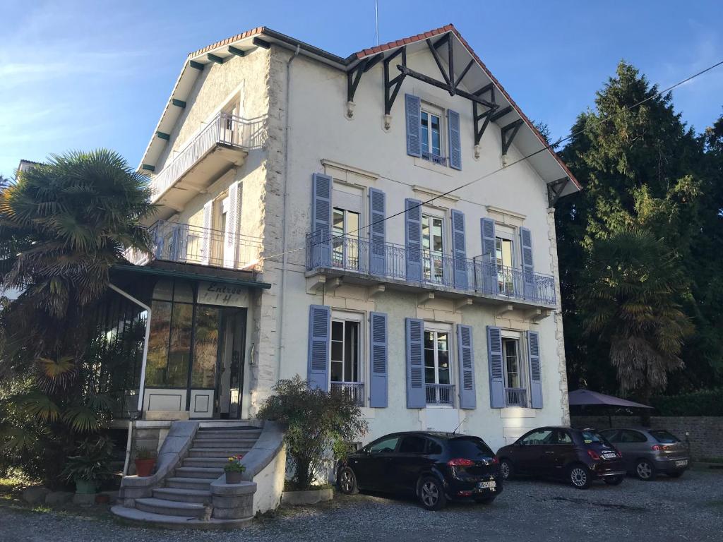波城Hôtel Montilleul - Villa Primrose的两辆汽车停在房子前面的房子