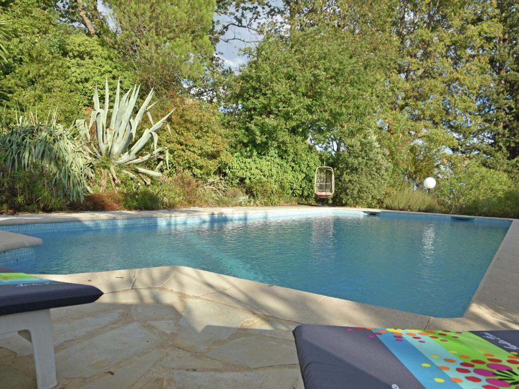 法扬斯Quaint Villa in Fayence with Private Swimming Pool的庭院内的游泳池,带椅子