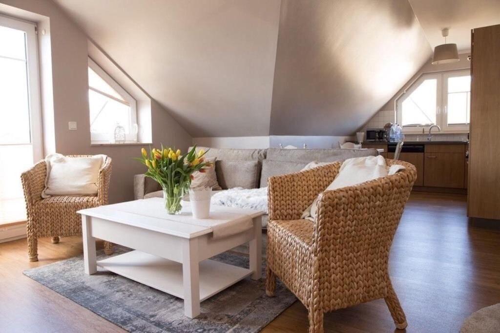 青斯特Ferienwohnung Sonnenblick的客厅配有沙发、椅子和桌子