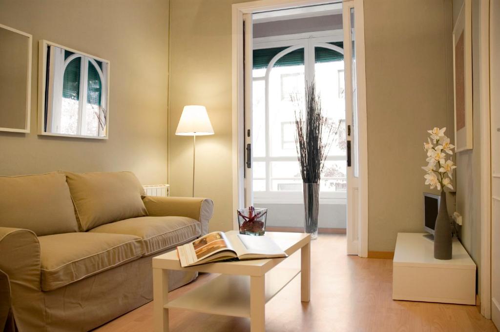 巴塞罗那巴塞罗那旅客酒店的客厅配有沙发和桌子