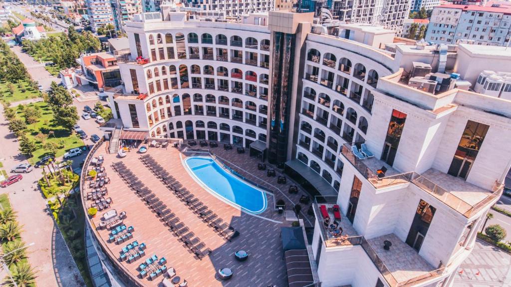 巴统斗兽场码头酒店的享有带游泳池的大楼的顶部景致
