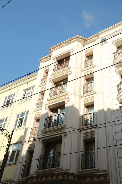 伊斯坦布尔黑珍珠酒店的白色的建筑,旁边设有阳台