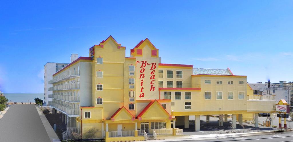 大洋城博尼塔海滩酒店的黄色的建筑,上面有标志
