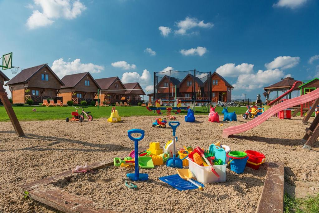弗瓦迪斯瓦沃沃Domki Magnati的一个带玩具的沙子和房屋游乐场