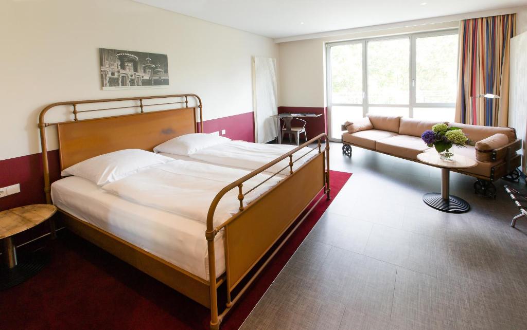 柏林柏林阿帕林公寓的一间卧室配有一张床、一张沙发和一张桌子