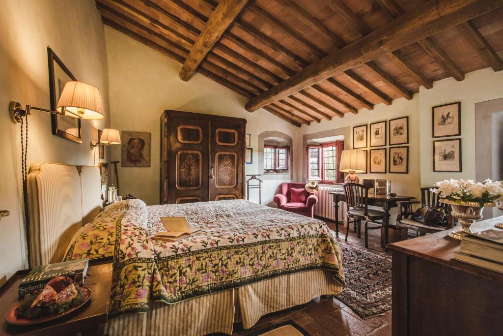 基安蒂格雷夫La Veronica Exclusive Chianti Resort的卧室配有一张床和一张桌子