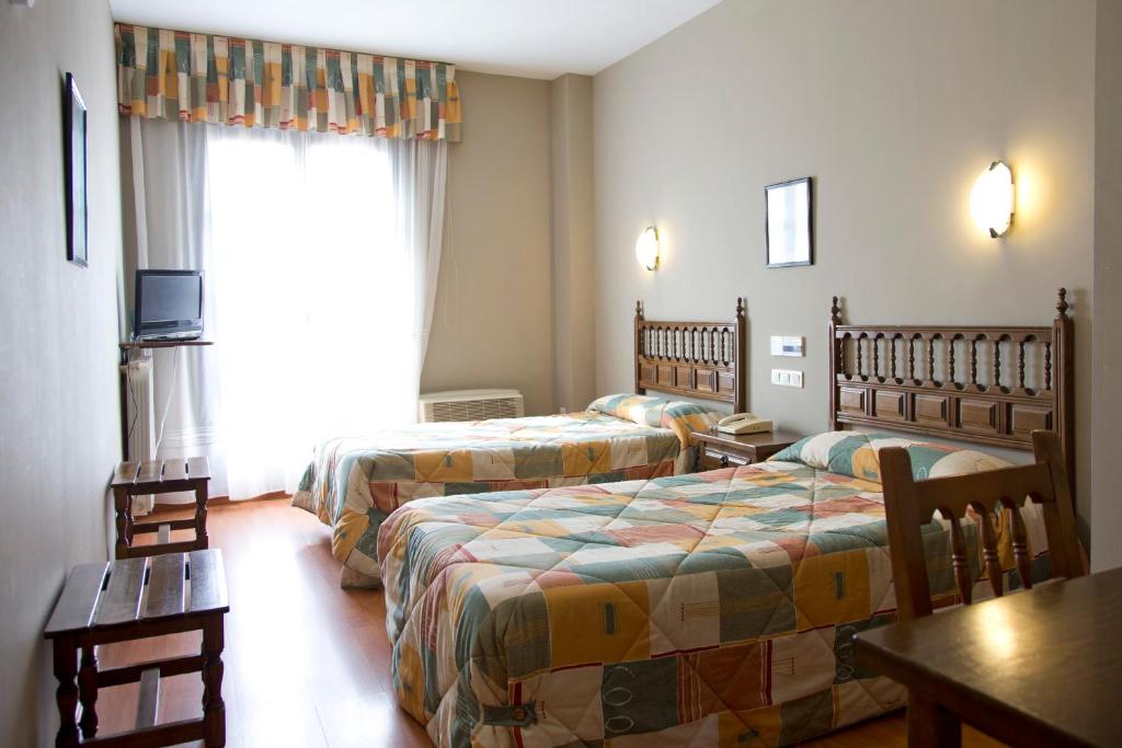 比利亚拉尔沃奥蕾莉亚之家酒店的酒店客房设有两张床和窗户。