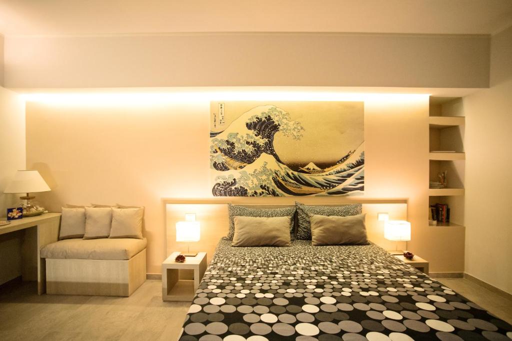 巴列塔B&B Centrale的卧室配有一张床,墙上挂有绘画作品