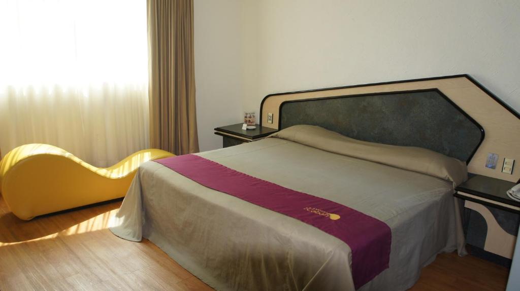 XochimilcoMotel Caban的一间卧室配有一张带大床头板的床