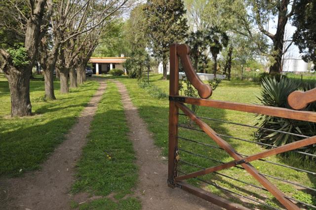 圣安德烈斯德希莱斯Casa De Campo La Huella的土路的田野的大门