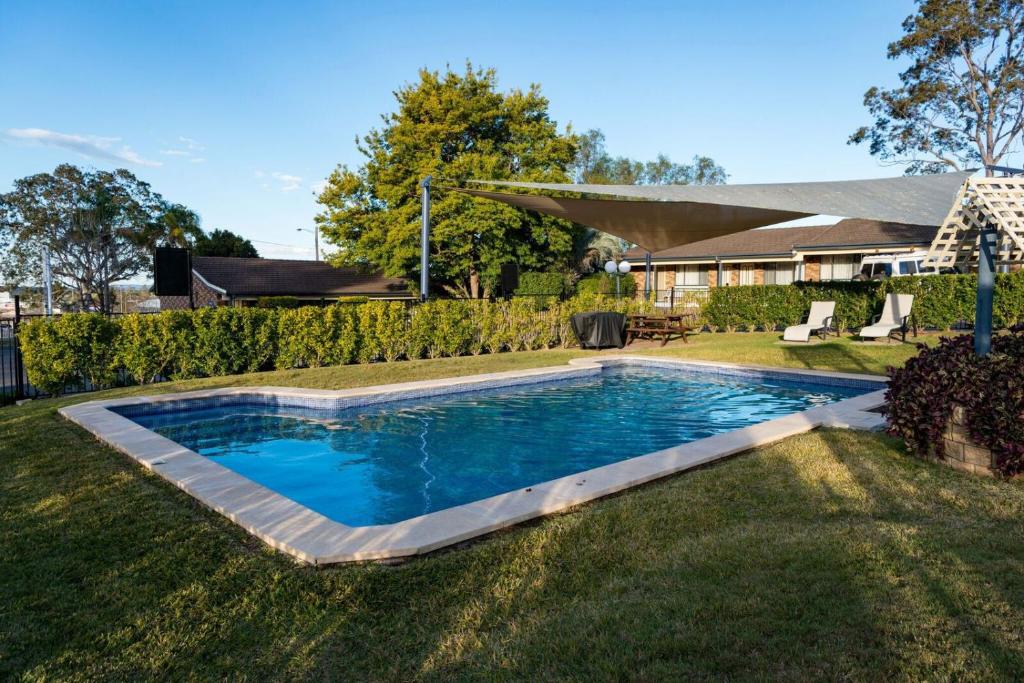 梅特兰奥德梅特兰旅馆的一座房子的院子内的游泳池