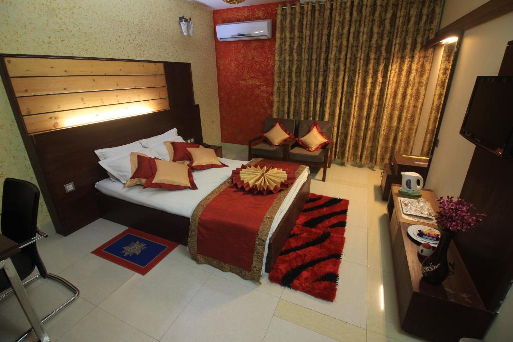 Khulna提格国际酒店的一间卧室,卧室内配有一张大床