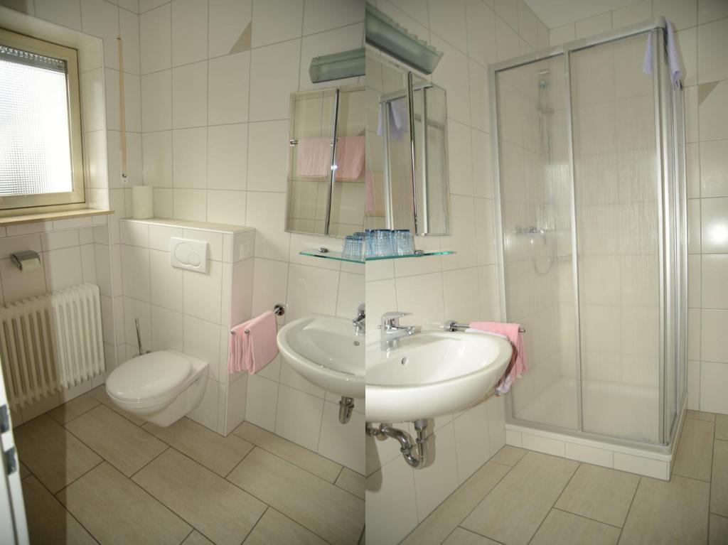 维林根莱瑟歌尼旅馆的白色的浴室设有水槽和卫生间。