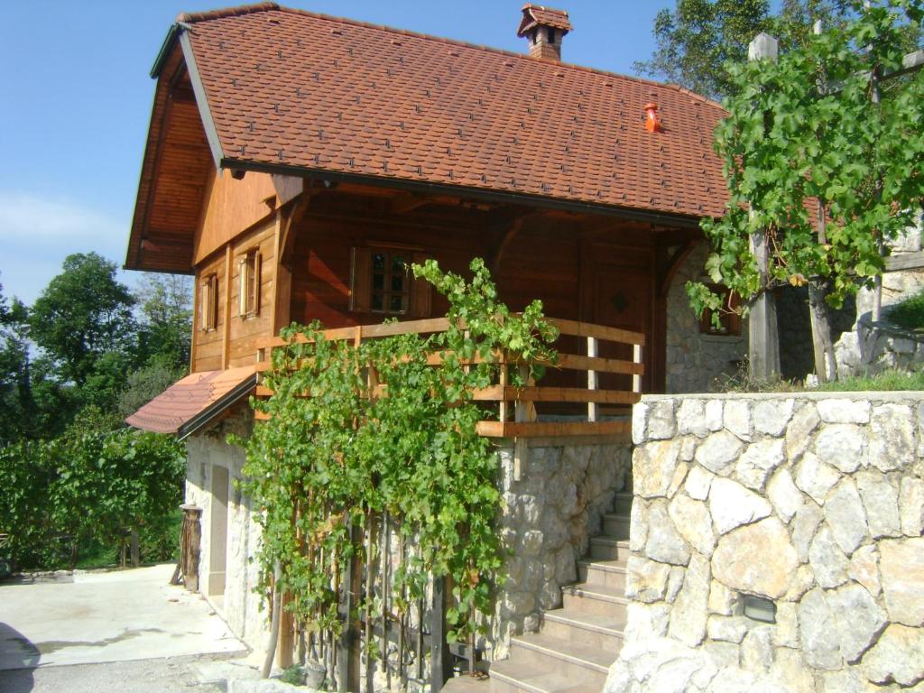 奥托亚克Zidanca med Vinogradi的一座石墙和围栏的房子
