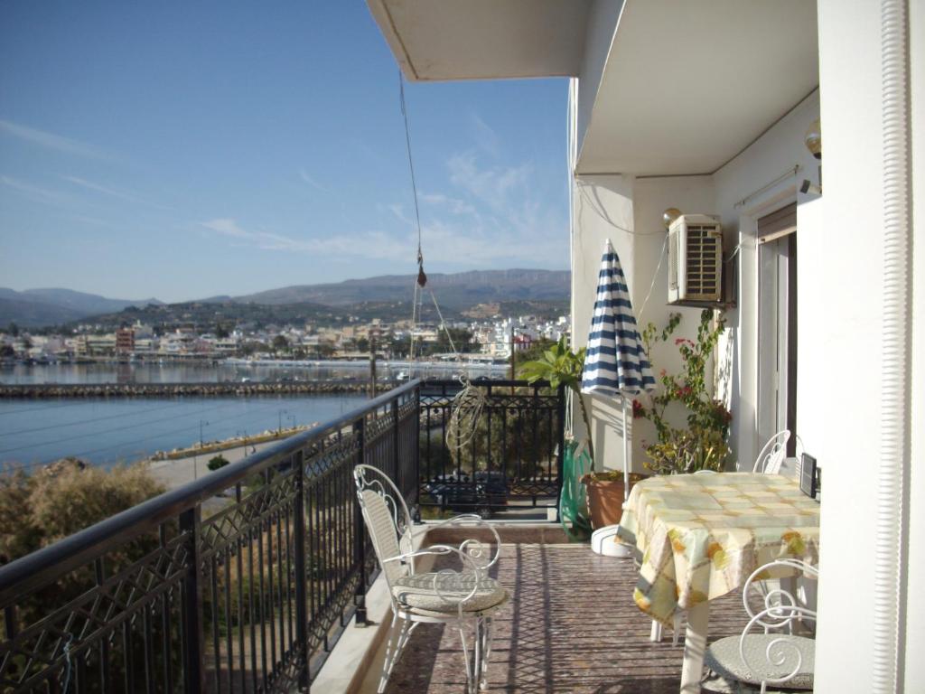 锡蒂亚Anna in front of the sea Apartment的设有一个配有桌椅并享有美景的阳台。