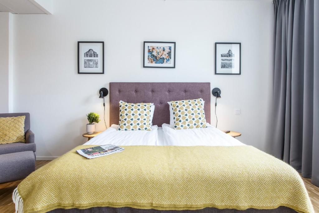 索尔纳索尔纳比兹公寓的一间卧室配有一张带黄色毯子的大床