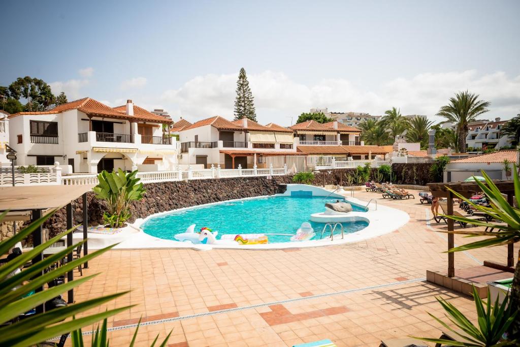 美洲海滩Sunny Large Terrace Apartment in Center of Las Americas的和度假村内的人一起使用的游泳池