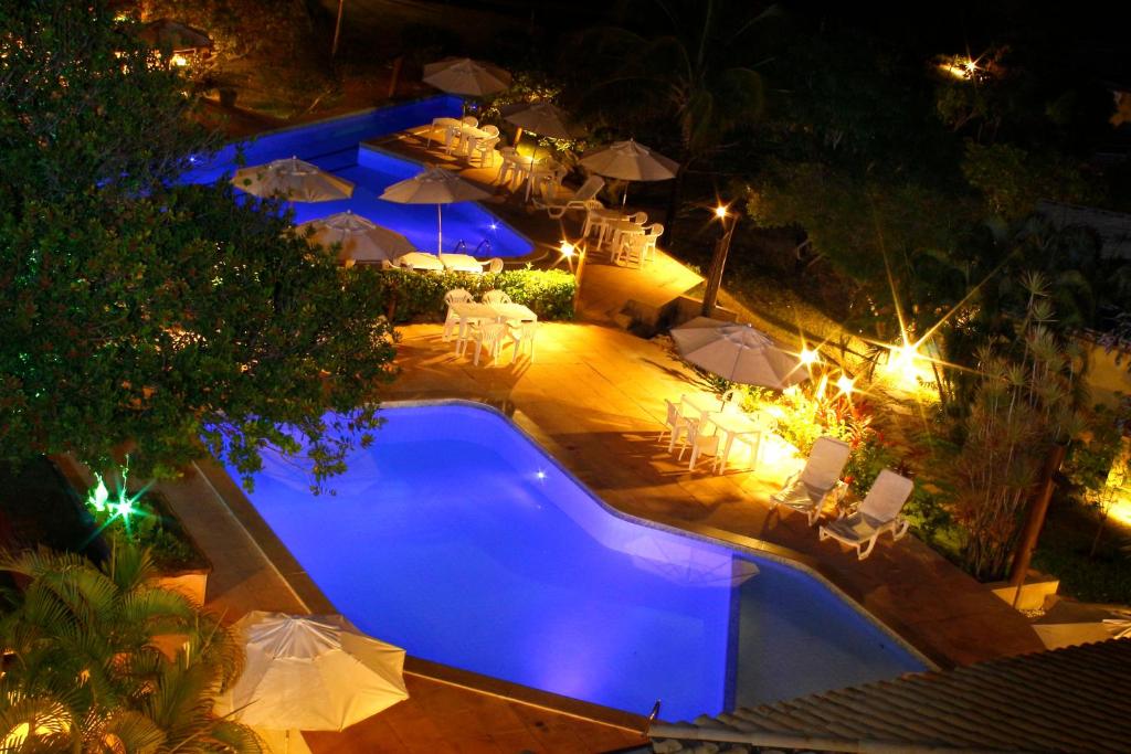 因巴塞Pousada Bichelenga的享有游泳池的顶部景色