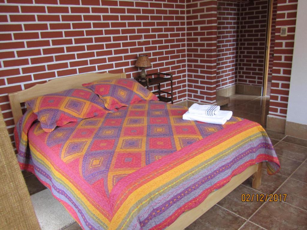 SorataEl Encanto Sorata的床上有五颜六色的毯子