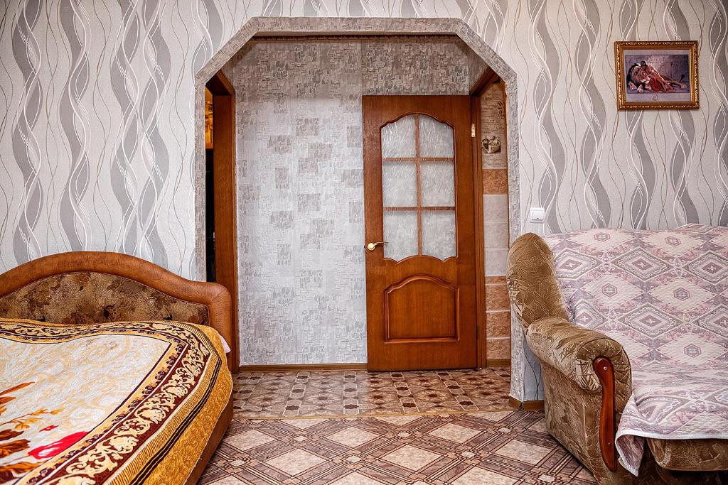 克麦罗沃Apartment on Krasnoarmeyskaya 137的一间卧室配有一张床和一扇木门