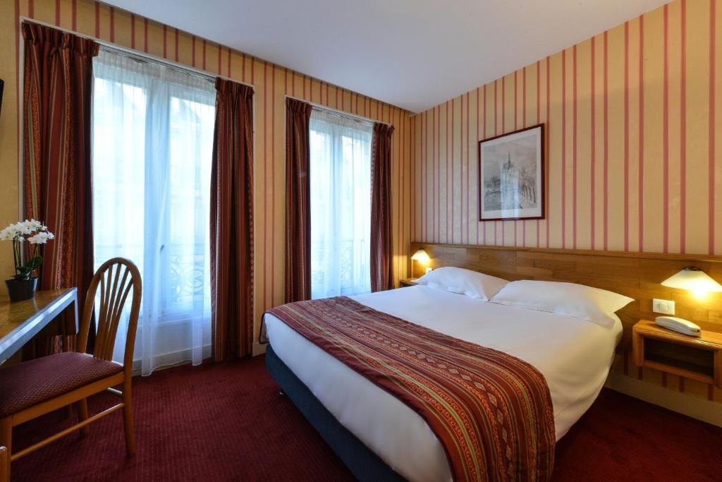 巴黎瑞拉斯杜普来酒店的一间设有大床和窗户的酒店客房