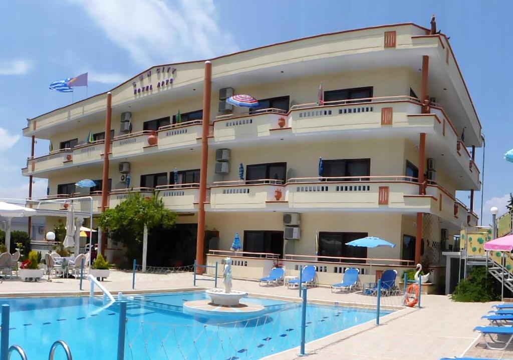 加藤-达拉特索太阳城酒店的大楼前设有游泳池的酒店