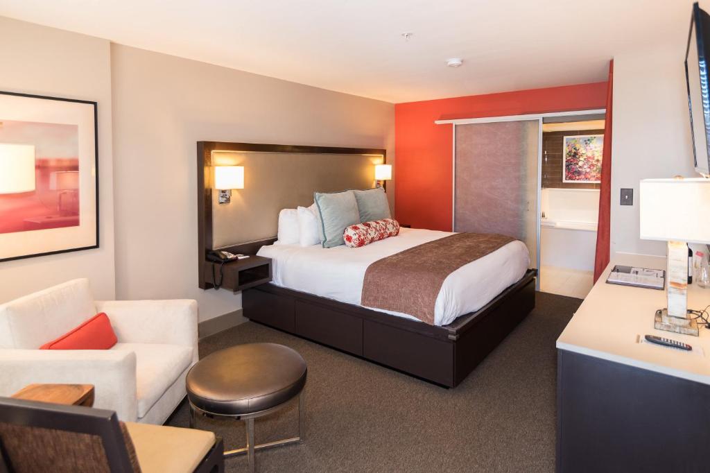 博福特城市阁楼酒店 的酒店客房设有床和客厅。