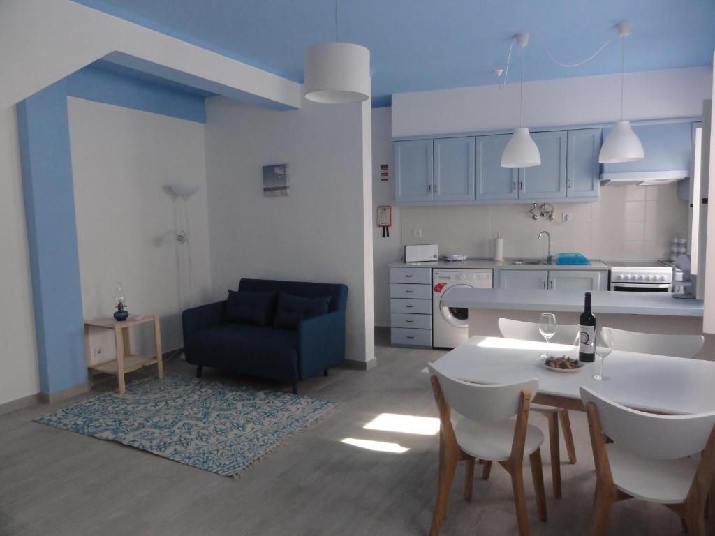 西尔韦斯Casa Pelourinho的厨房以及带桌子和沙发的客厅。