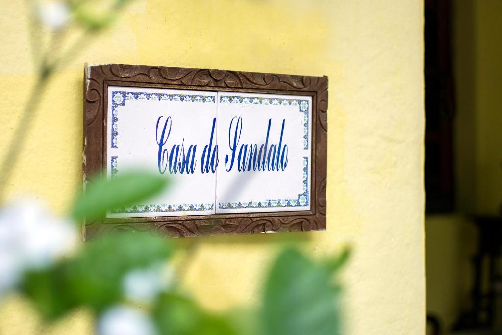 帝力Casa do Sândalo Boutique Guest House的墙上的标志画
