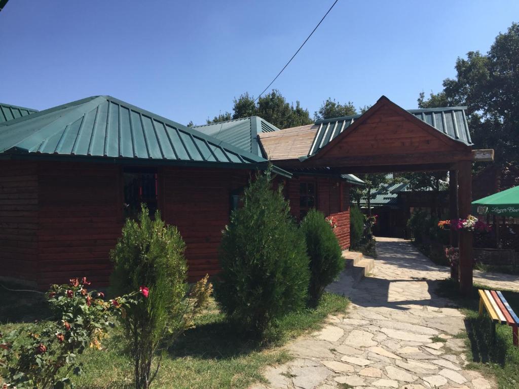 RadibušEtno Restoran Ranc的绿色屋顶的木屋