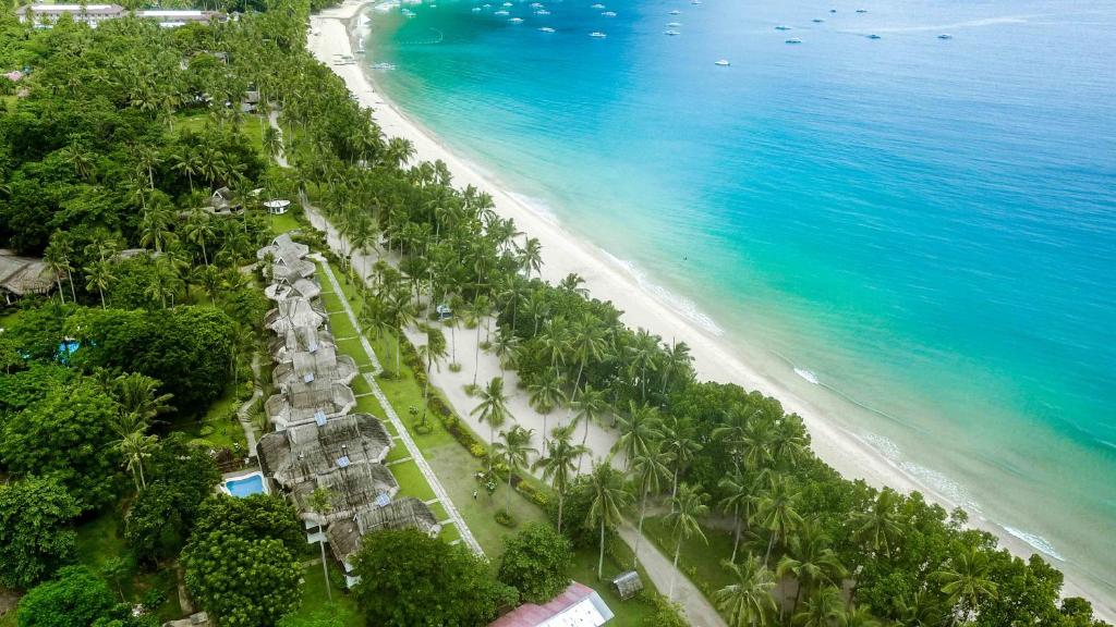 沙璜达卢恩海滩及避暑山庄度假酒店的享有棕榈树海滩和大海的空中景致