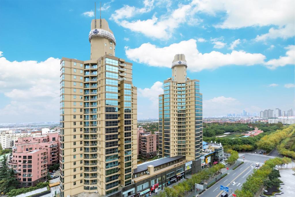 上海上海金桥钻石碧云苑服务公寓的城市两座高楼的景色