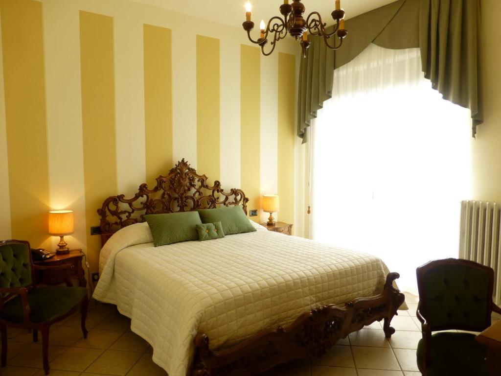 MontàBelvedere Bike Hotel的一间卧室设有一张床和一个大窗户